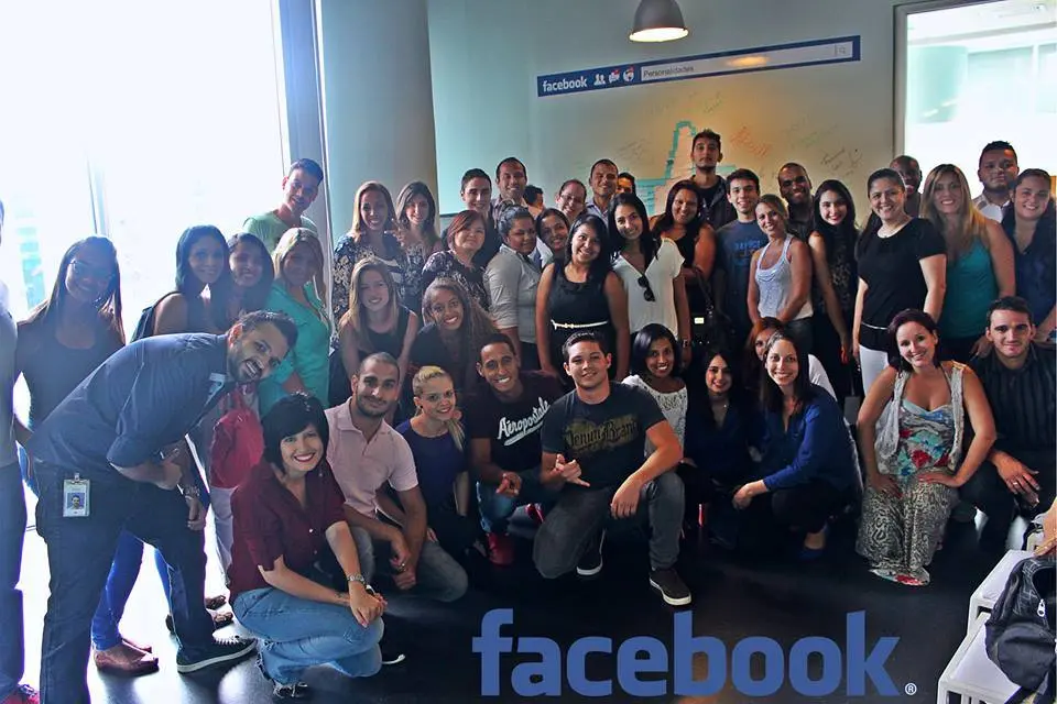 Sebastian com colegas durante sua trajetória no Facebook
